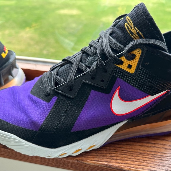 LeBron James Basketball shoe - Picture 2 of 6